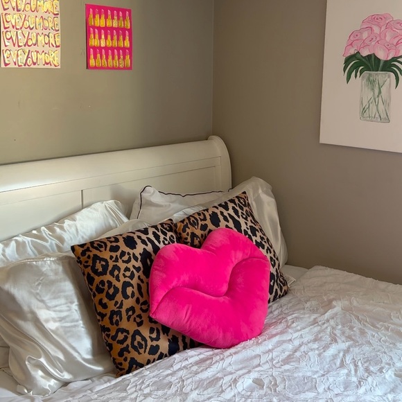 Amazon Pink Lips Shaped Pillow Stitch Down Middle - Picture 6 of 6